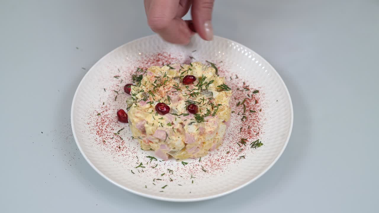 여성의 손은 옥수수 곡물을 만들고 고전적인 러시아 올리비에 러드