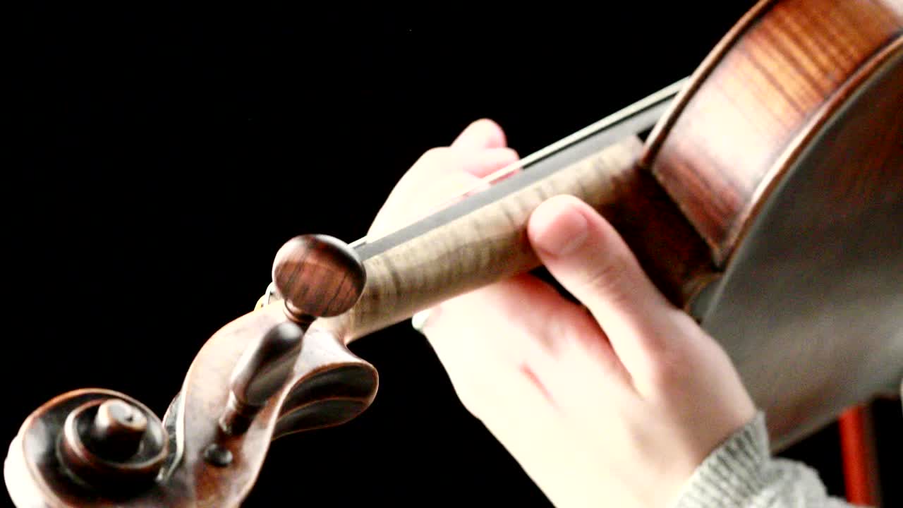 바이올리니스트가 연주하는 - 그녀의 손의 클로즈업