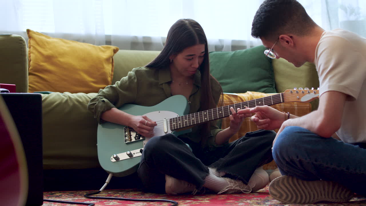 personas en una clase de guitarra