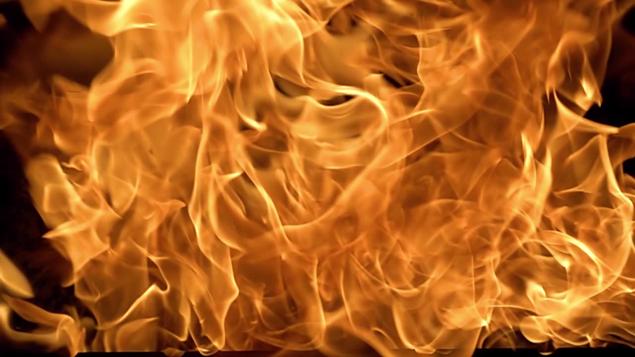 llamas de fuego sobre fondo negro en cámara lenta