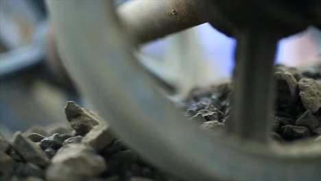 el alimentador suministra el agregado del contenedor frío al secador a través de una cinta transportadora