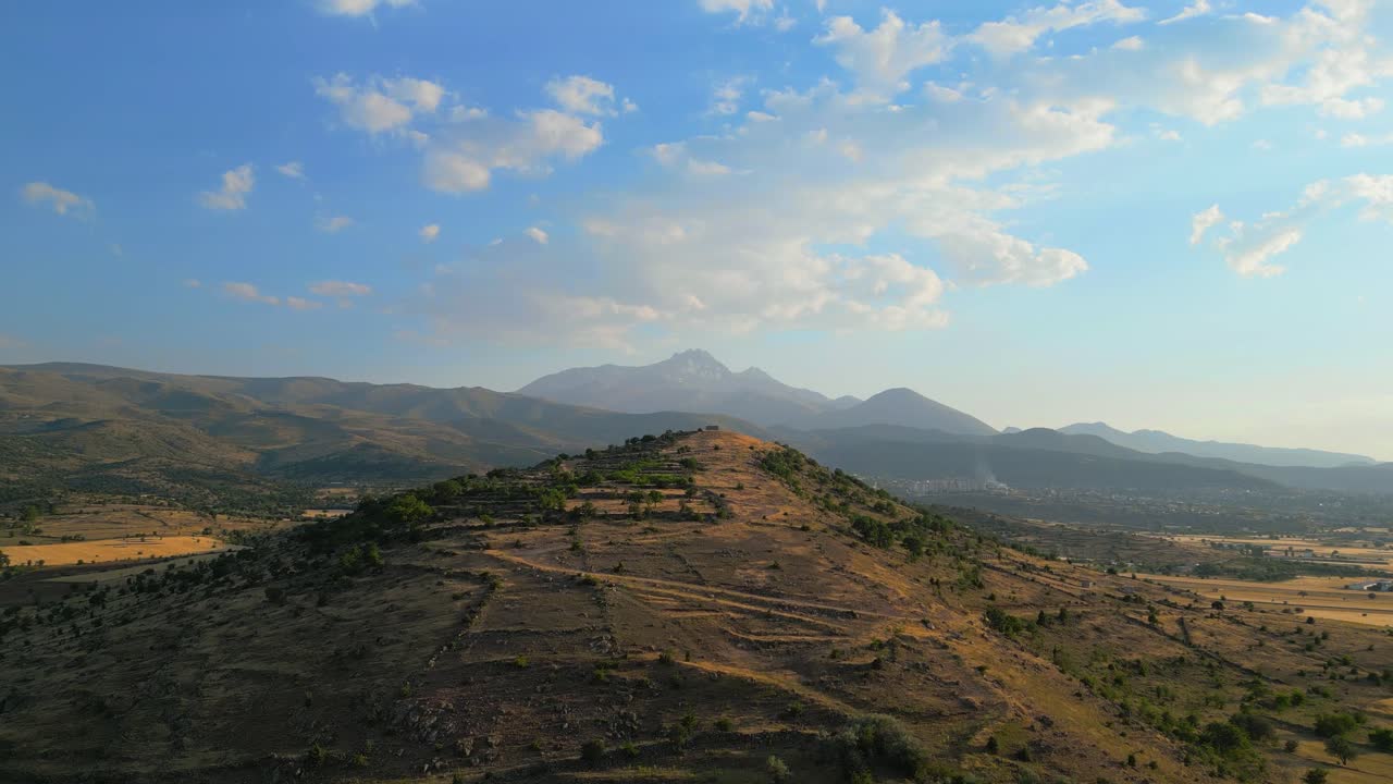 Filmato cinematografico 4K con drone di un gregge di pecore a Kayseri - Turchia
