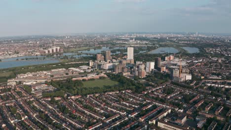 Dron-Dolly-Forward-Disparado-Hacia-La-Hora-Dorada-De-La-Estación-De-Tren-De-Tottenham-Hale