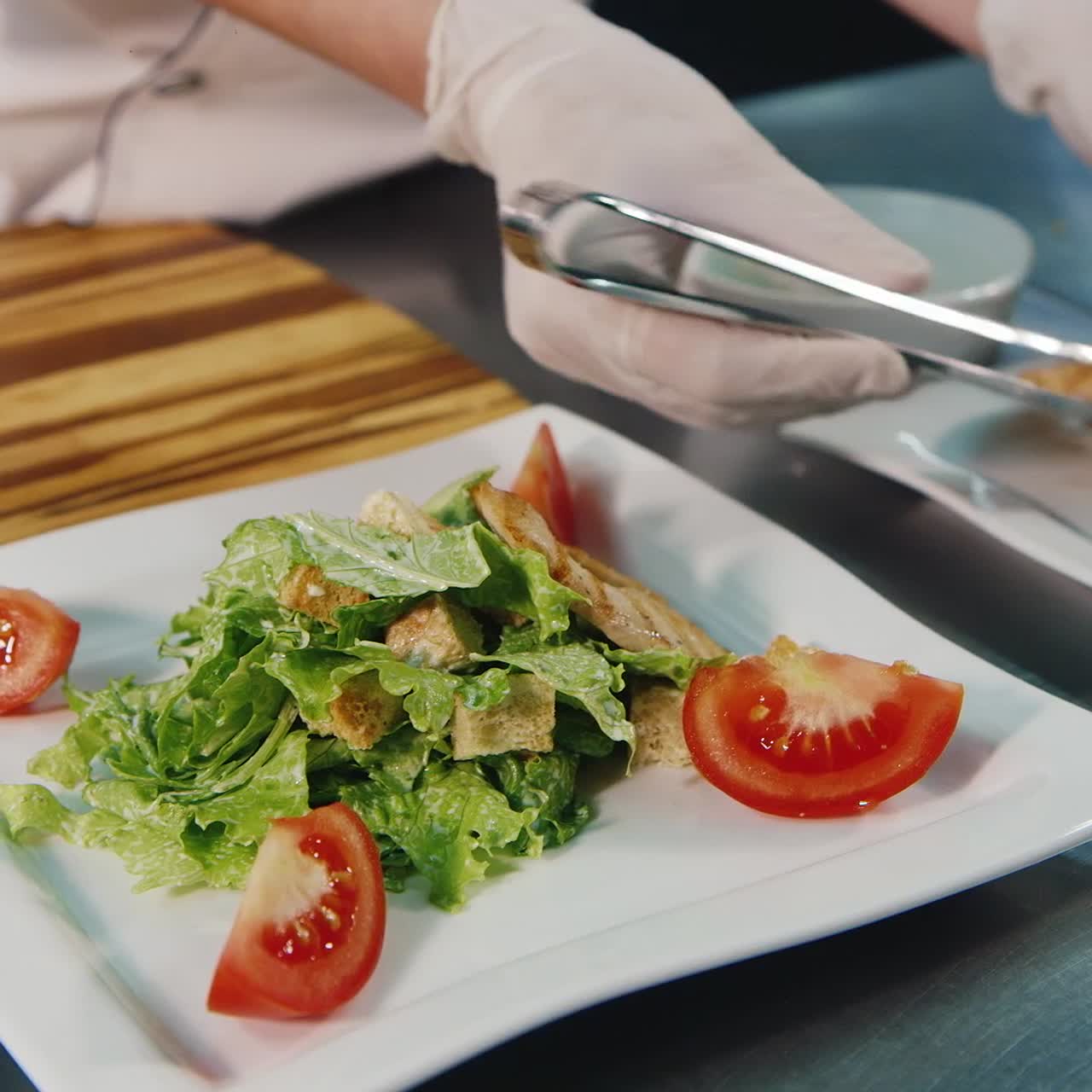 el chef adorna la ensalada