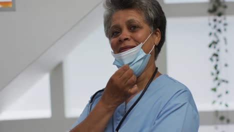 Retrato-De-Una-Doctora-Afroamericana-De-Alto-Rango-Con-Mascarilla-Mirando-La-Cámara-Y-Sonriendo