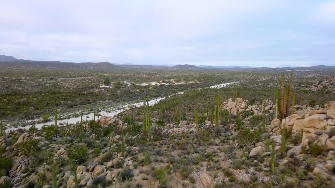vista aérea sobre el desierto de catavina, día parcialmente soleado, en méxico - carro, tiro de drones