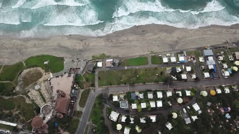 Vista-Aérea-De-Pájaro-De-La-Ciudad-Fantasma-Abandonada-Frente-A-La-Playa-En-Wanli-Taiwán