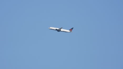 Airplane-Taking-Off-Into-The-Sky-From-The-Airport-Flying-Passengers-On-Vacation