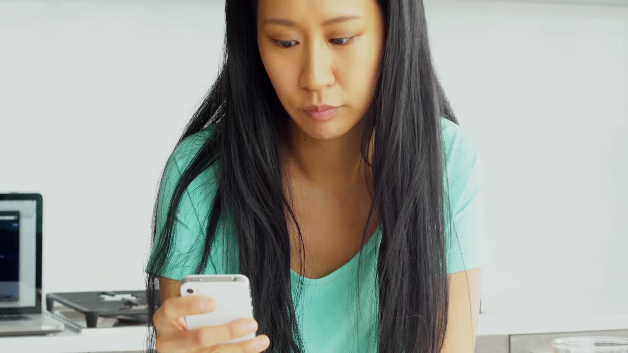 부 ⁇  4k에서 휴대 전화를 사용하는 여성