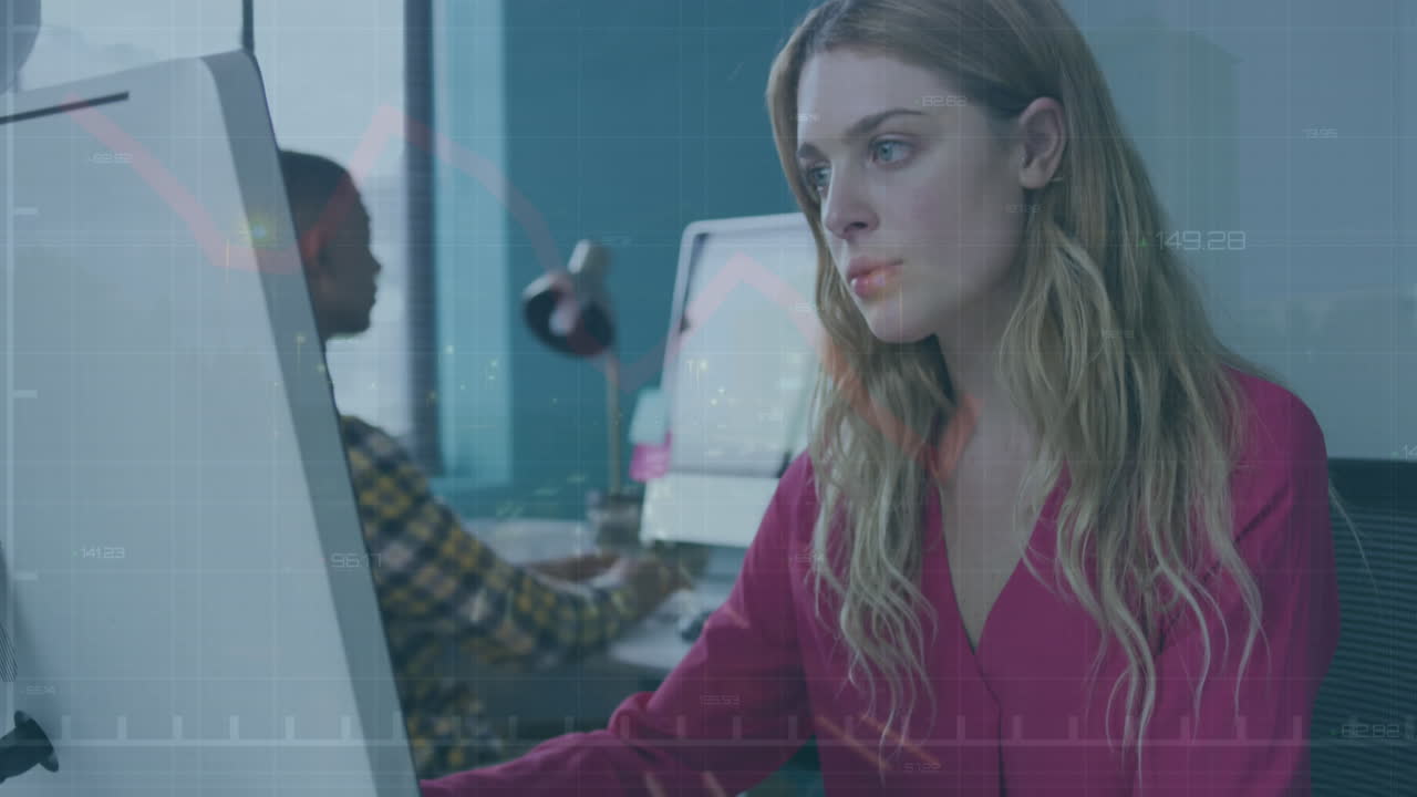 animación del procesamiento de datos financieros sobre una mujer de negocios caucásica con computadora en la oficina