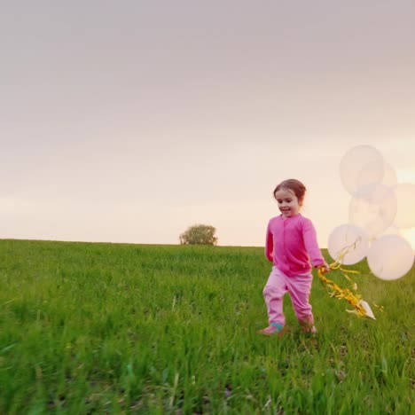 Lustiges-Mädchen-4-Jahre-Alt,-Das-Auf-Einer-Grünen-Wiese-Mit-Luftballons-Läuft