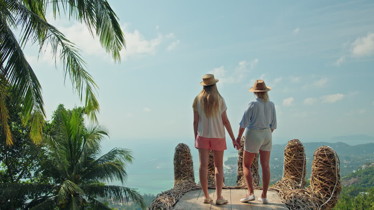 Dos mujeres disfrutando de una vista tropical