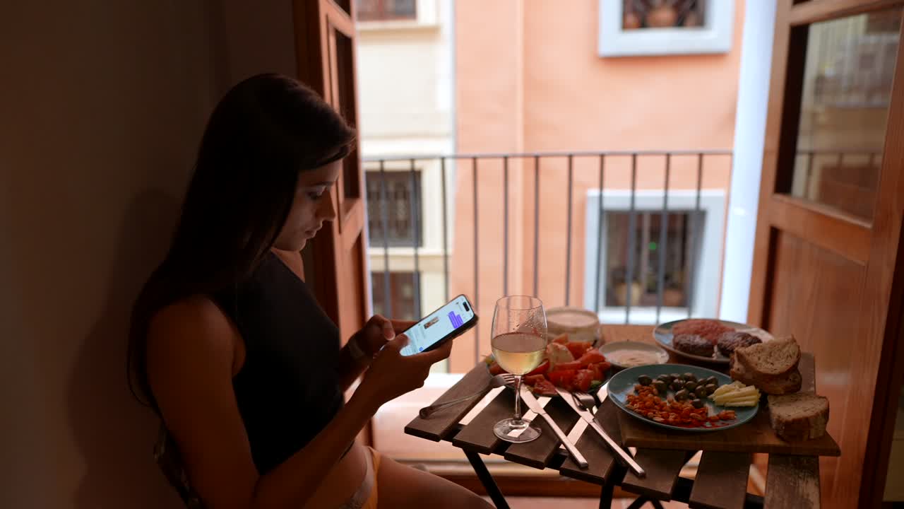 식사를 즐기고 전화를 사용하는 여자