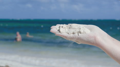 Arena-Desapareciendo-De-La-Mano-Femenina-En-La-Playa