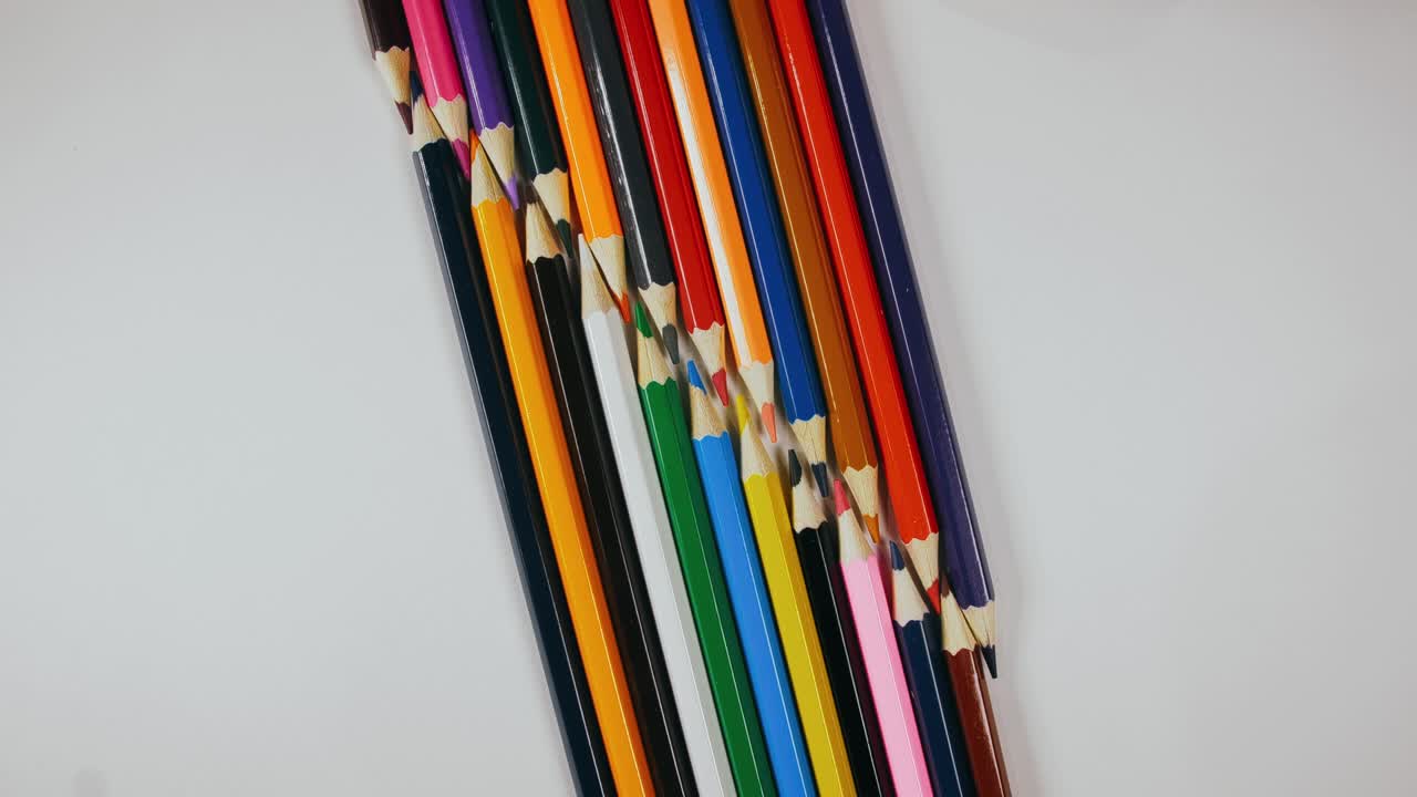 el bolígrafo se sintió en el tocadiscos. el marcador girar girar. girar, crear patrón, hacer el diseño de la forma del círculo. vista superior, colocación plana