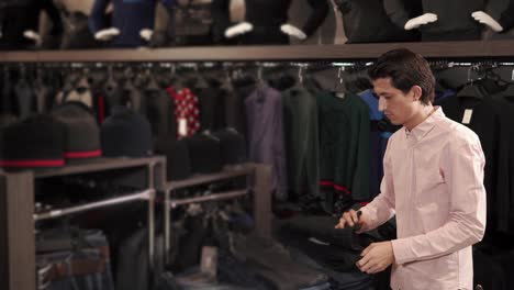 hombre comprando ropa en una tienda de ropa