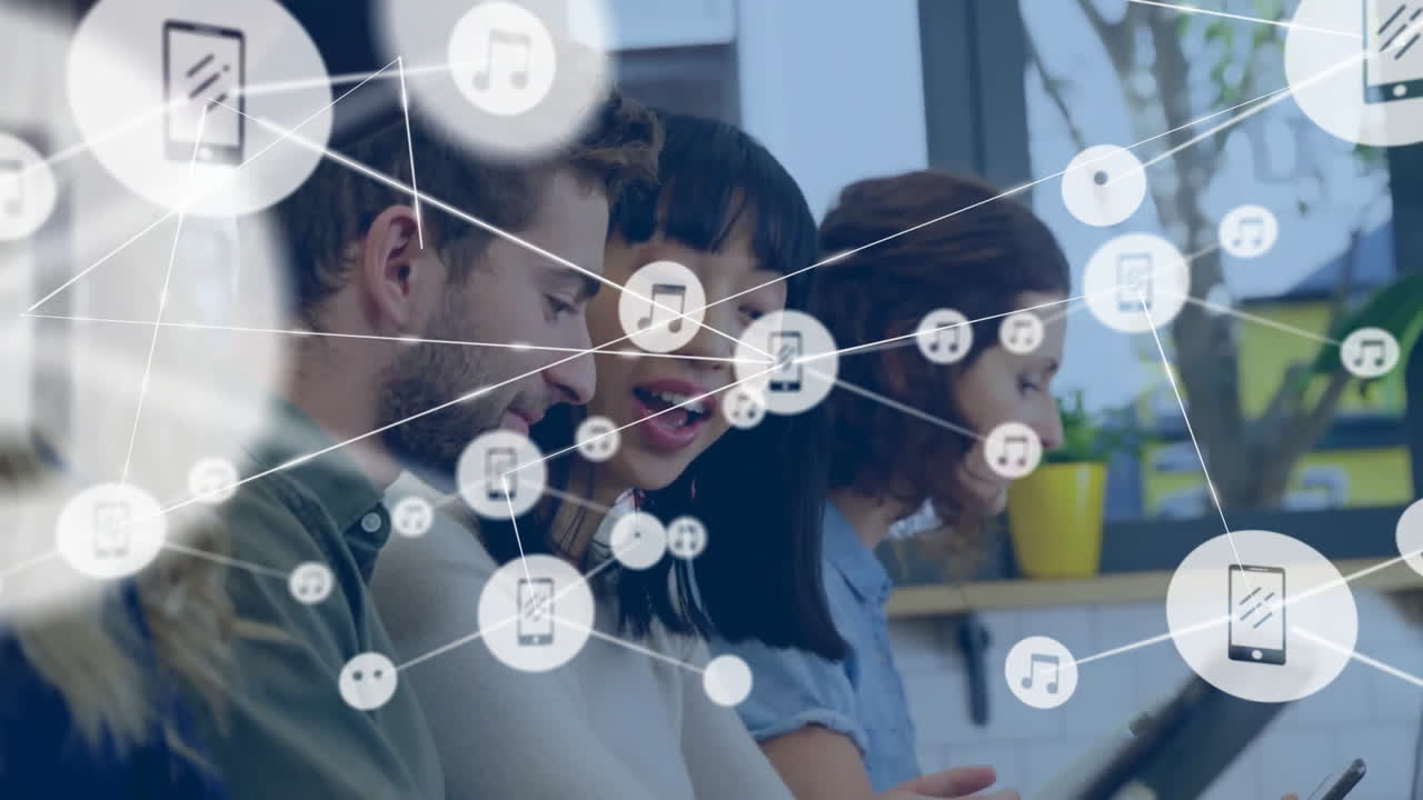 사무실에서 다양한 사업가들과의 아이콘과의 연결 네트워크의 애니메이션