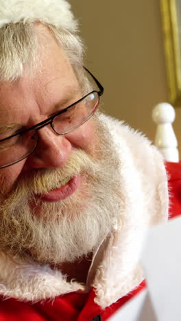 santa claus leyendo una lista