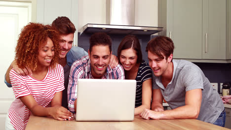 Freunde-Die-Zusammen-Laptop-Benutzen