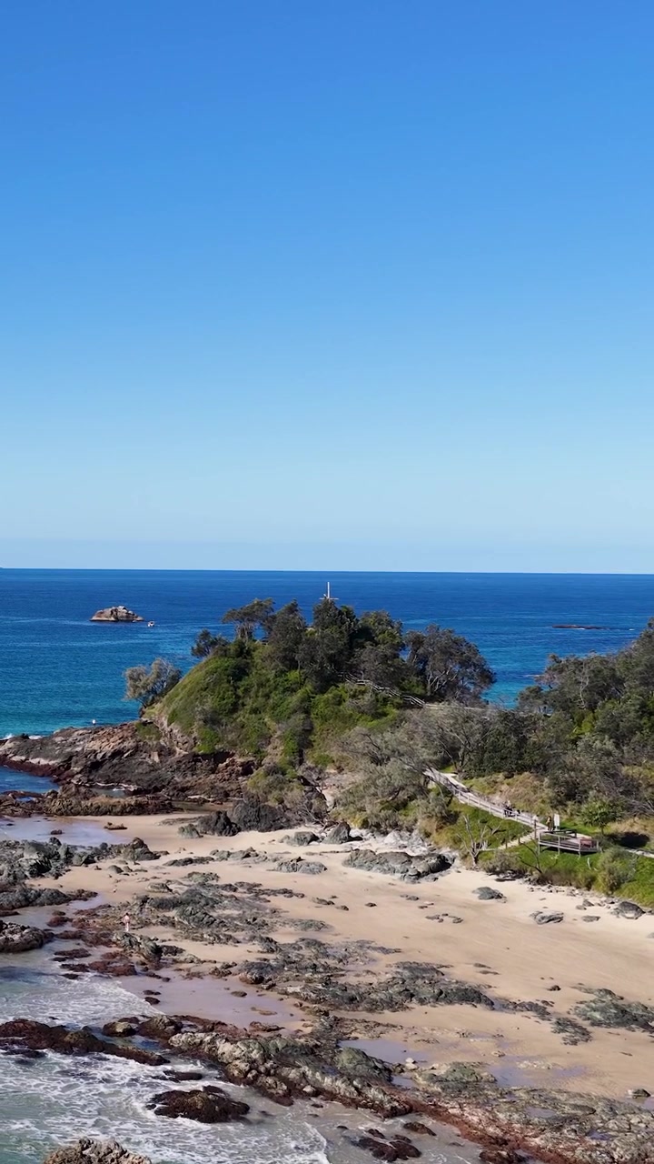 Inquadratura dall'alto di un paesaggio costiero con pozze rocciose e oceano blu in Australia