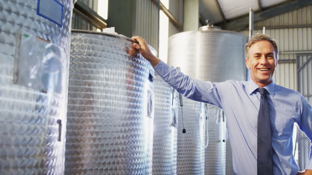 석유 공장 에 서 있는 관리자 의 초상화 4k