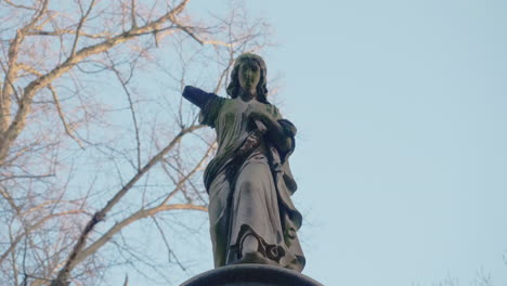 tiro de cardán de una estatua de ángel de lápida en un antiguo cementerio gótico en un soleado día de invierno