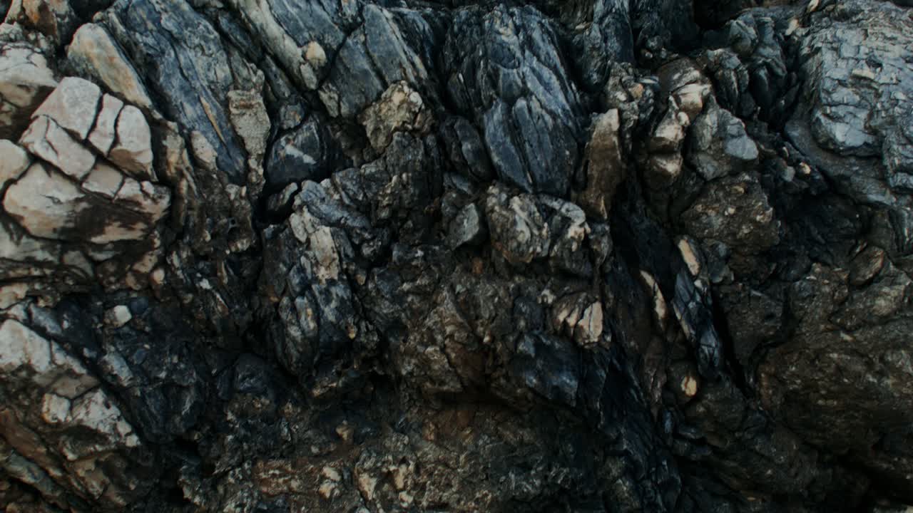 vista de cerca de las rocas en capas