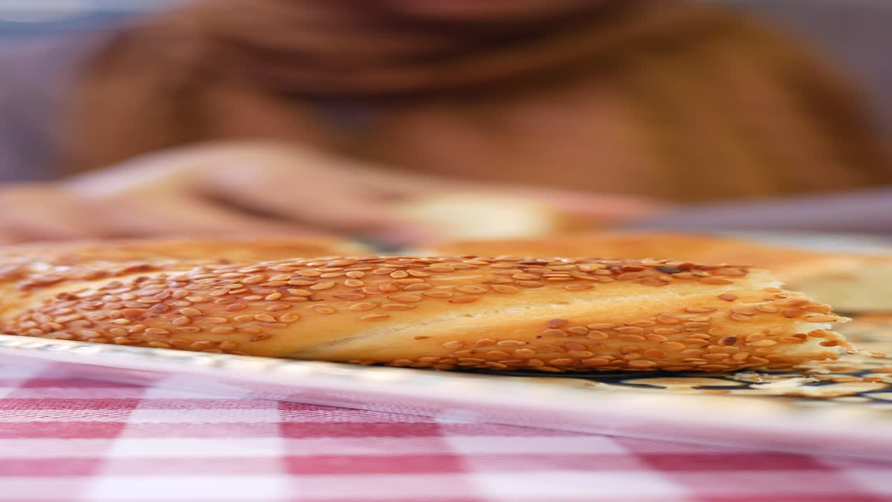 persona comiendo un simit turco