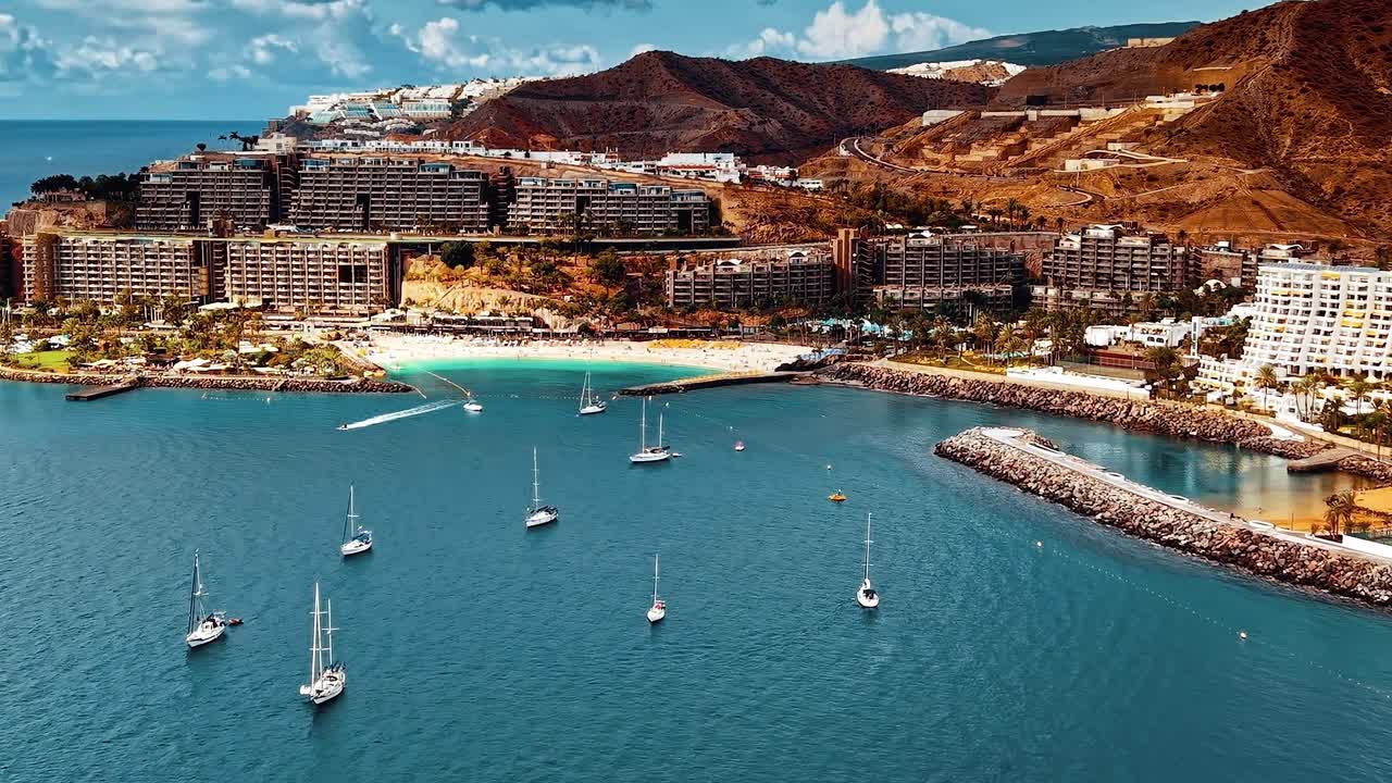 Quang cảnh bờ biển Gran Canaria ở Tây Ban Nha với thuyền và các tòa nhà.