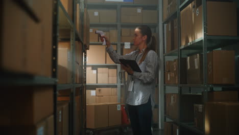 trabajadores del almacén inspeccionando el inventario