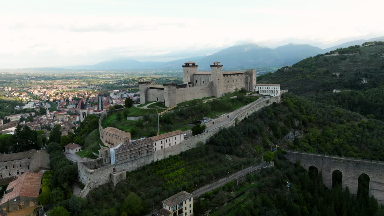 vista aérea temprano en la mañana sobre spoleto y la fortaleza de rocca albornoziana en italia, región de umbría