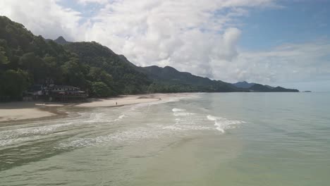 Vista-Aérea-De-Drones-De-ángulo-Bajo-De-La-Playa-Tropical-En-La-Isla-De-Koh-Chang-En-Tailandia