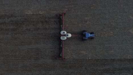 las cosechadoras levantando el maíz del campo, vista aérea