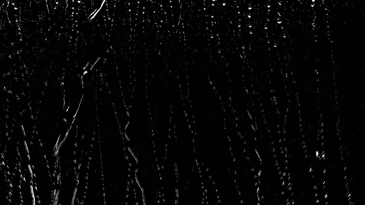 gotas de lluvia en un fondo negro video de stock 4k