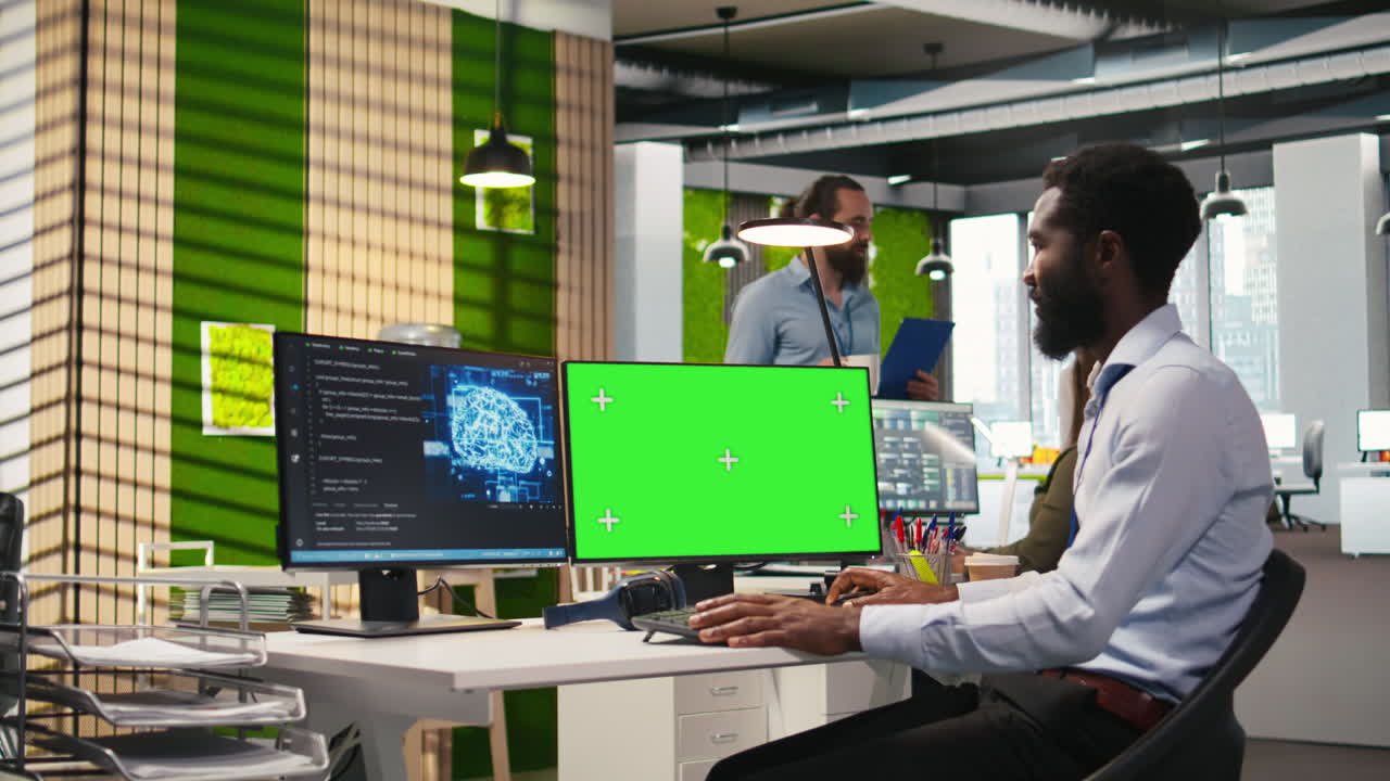 Ingegnere che Scrive Codice su PC con Schermo Verde, Sviluppando API di Machine Learning