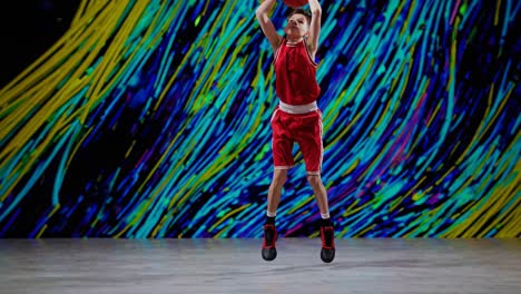 joven jugador de baloncesto en acción
