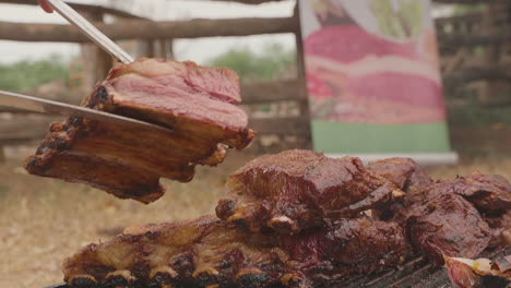 chef colocando la carne asada jugosa, sabrosa y extremadamente suave en la parrilla