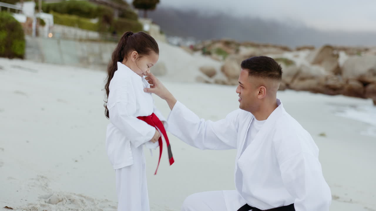 Karate, batticinque e solletico con una famiglia