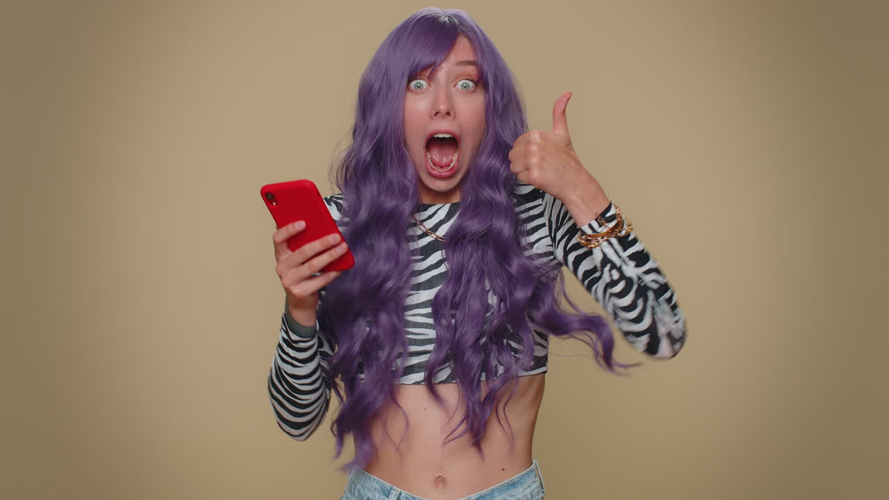 feliz emocionada alegre chica ganadora usar teléfono inteligente descubrió gran gran ganancia, buenas noticias, premio mayor de la lotería