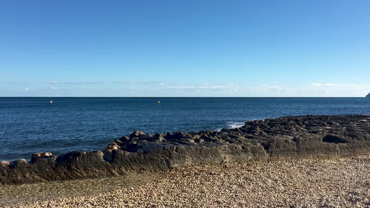 olas rompiendo en una costa mediterránea rocosa