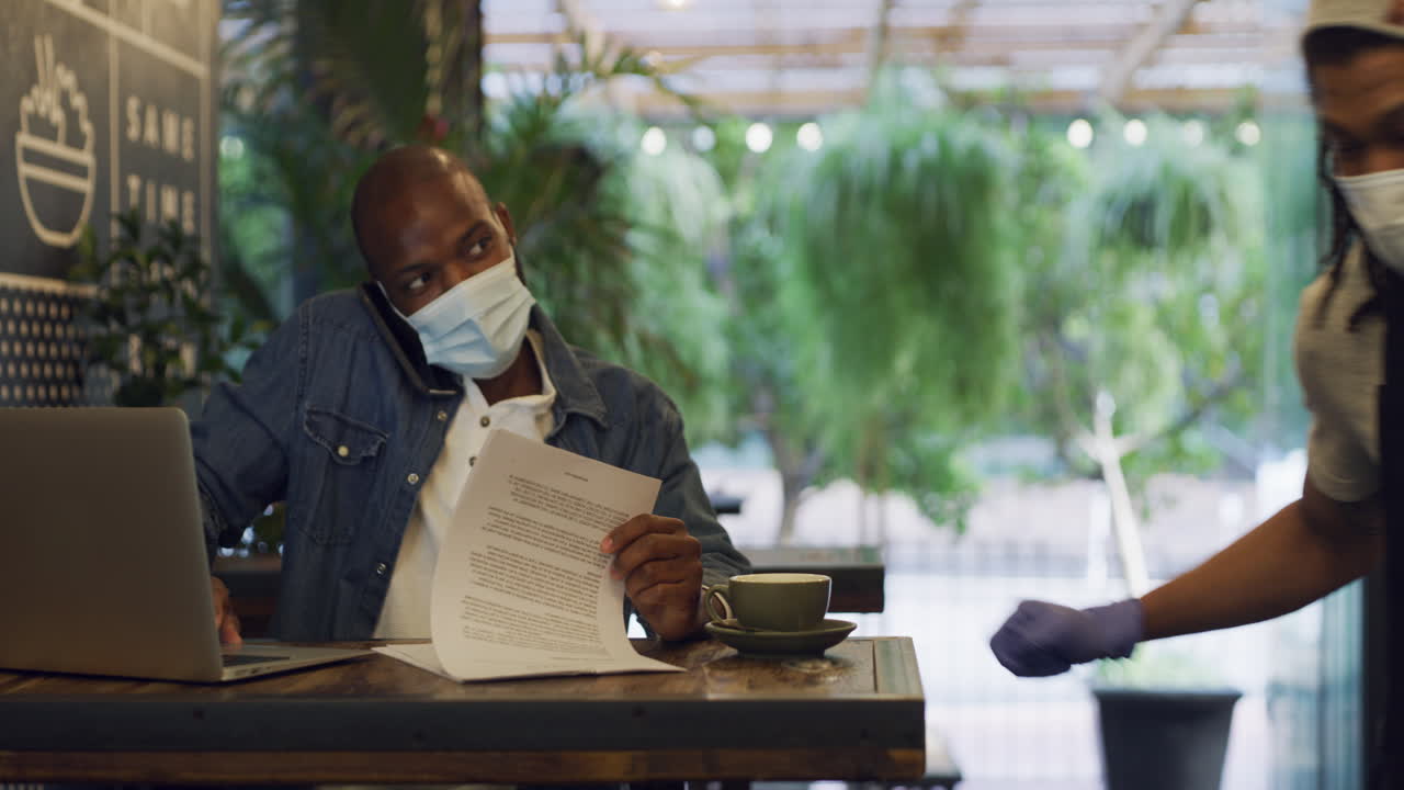 covid y un camarero está sirviendo a un freelance