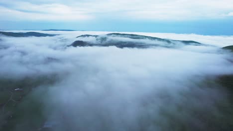 imágenes aéreas de la inversión de nubes místicas sobre el bosque eslovaco