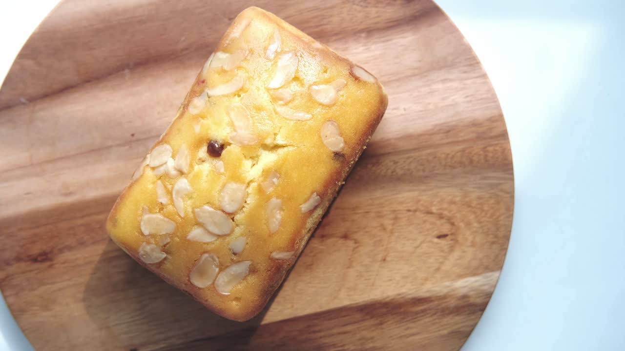 나무판 에 놓인 아몬드 케이크