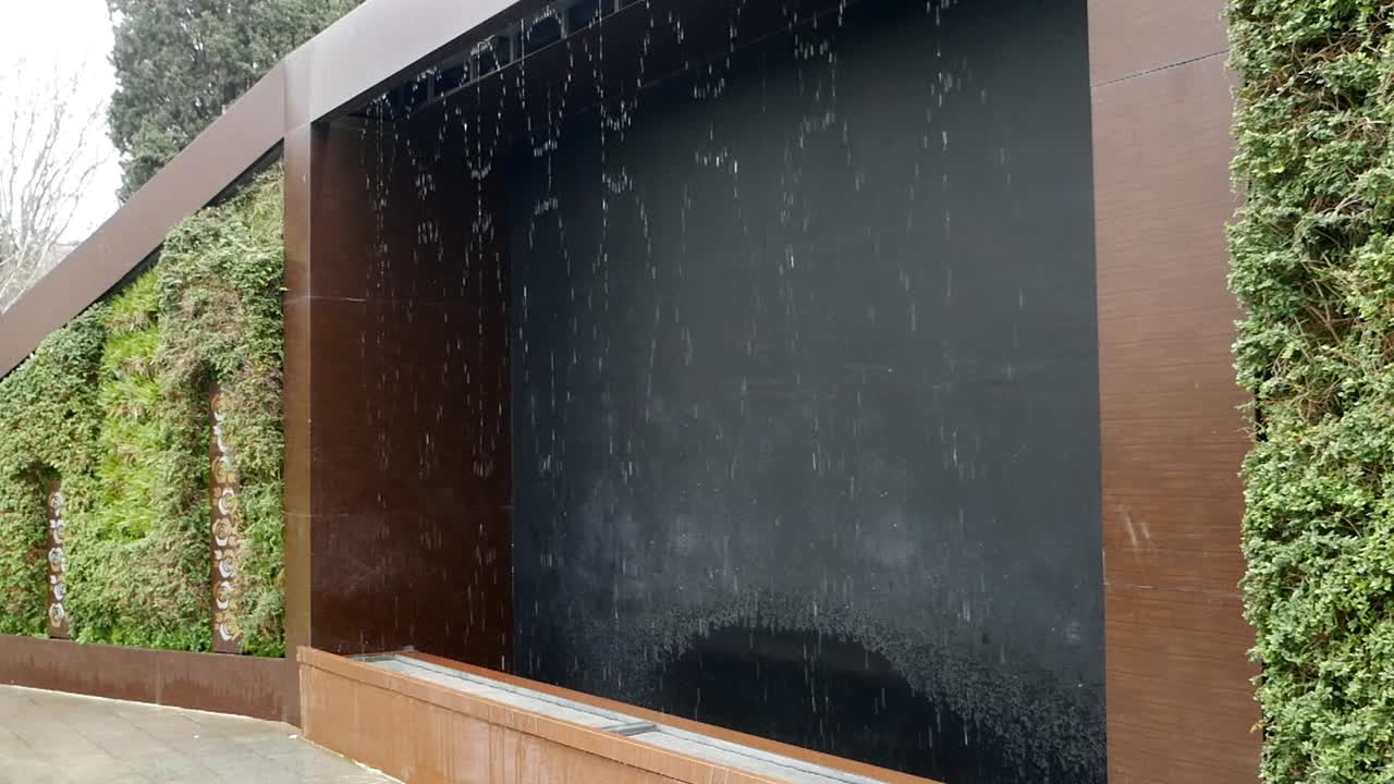 수직 정원을 가진 현대적인 물 기능