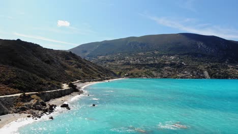 playa de arena paradisíaca de agia kiriaki en kefalonia, grecia - retroceso aéreo