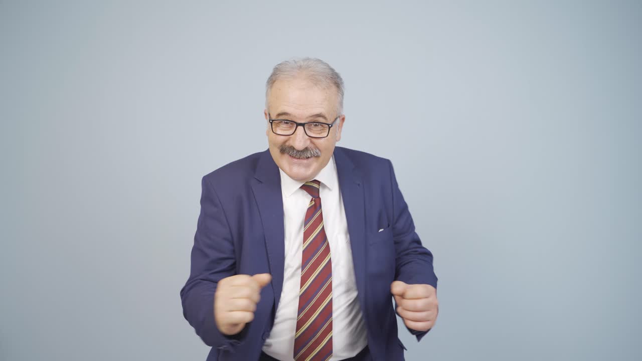 hombre de negocios haciendo gestos lindos a la cámara.