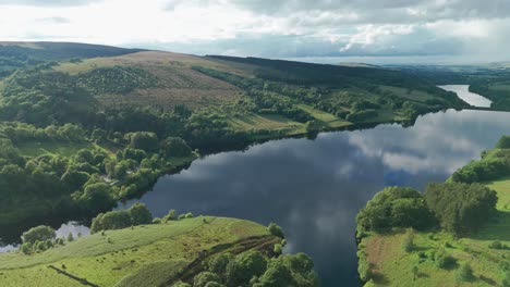 Toma-Panorámica-Del-Embalse-De-Errwood-Bajo-Densas-Nubes-En-Derbyshire,-Inglaterra