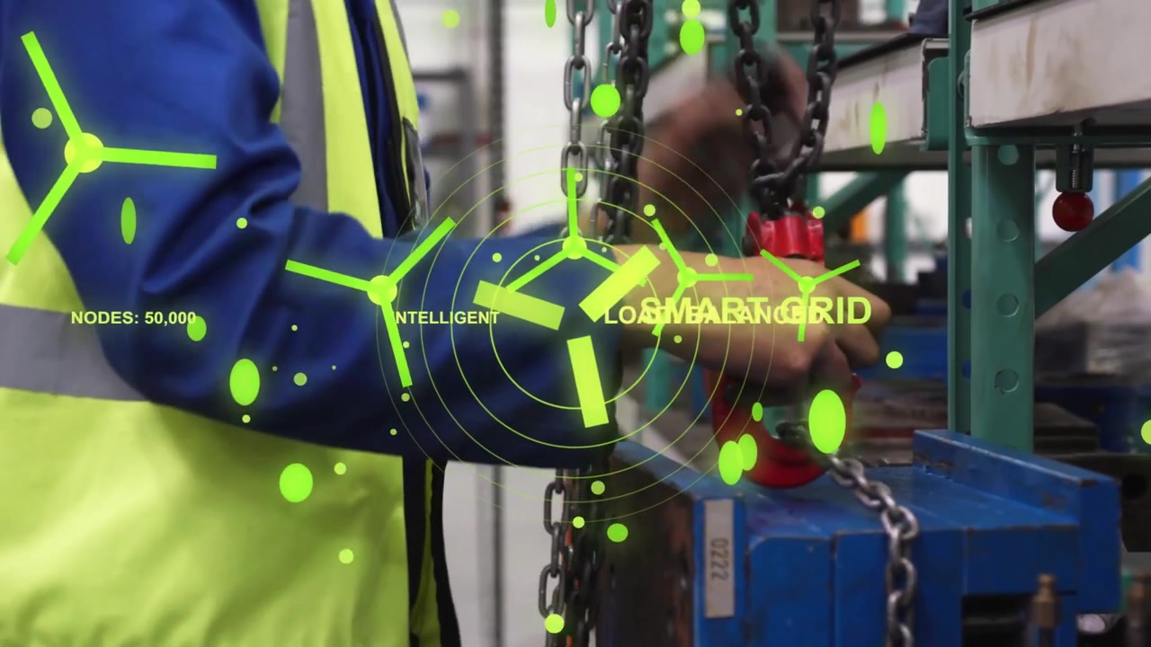 Técnico levantando correntes soltas na oficina, HUD de RA centralizando-se em um gancho vermelho, prendendo para um içamento seguro.