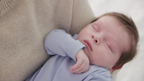 madre, bebé y siesta de cerca con amor