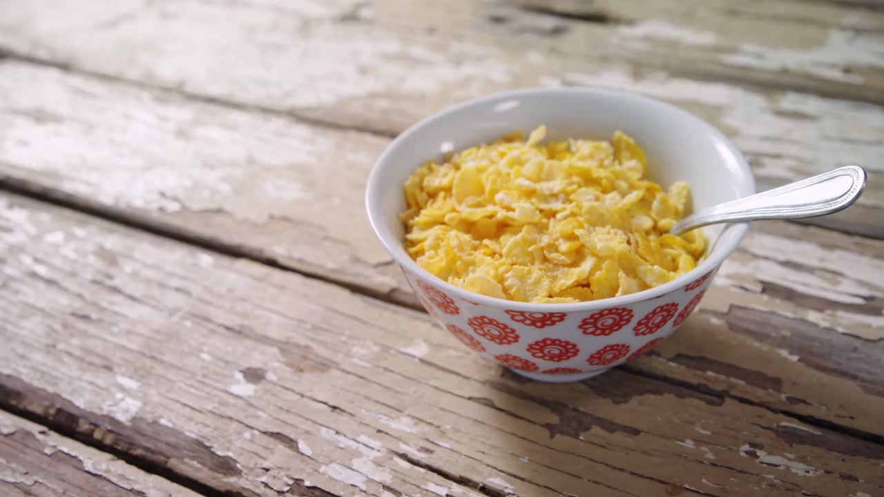Cereali Wheaties in una ciotola 4k